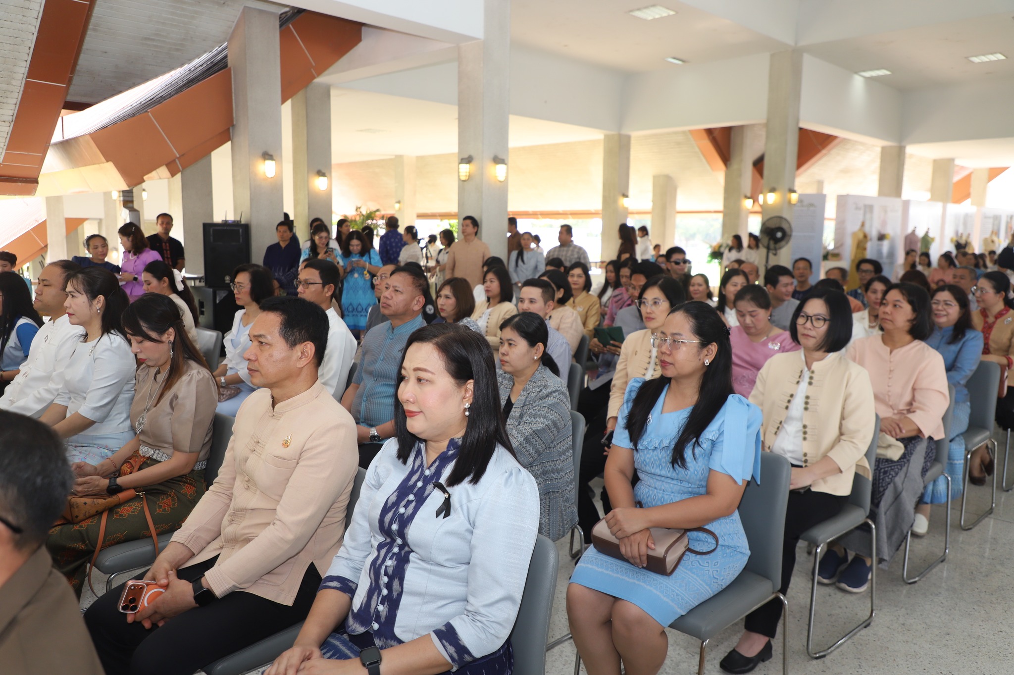 title - มากกว่าความรักระหว่างคู่ครอง คือความรักต่อปวงชน ส.ป.ก. จัดงาน “รักแห่งศิลป์ รักแห่งแผ่นดิน” พลังแห่งศิลปะที่เชื่อมโยงสถาบันและประชาชน